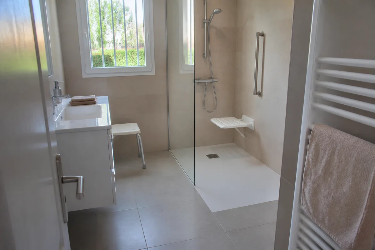 Salle de bain senior : adapter la pièce d'eau chez soi
